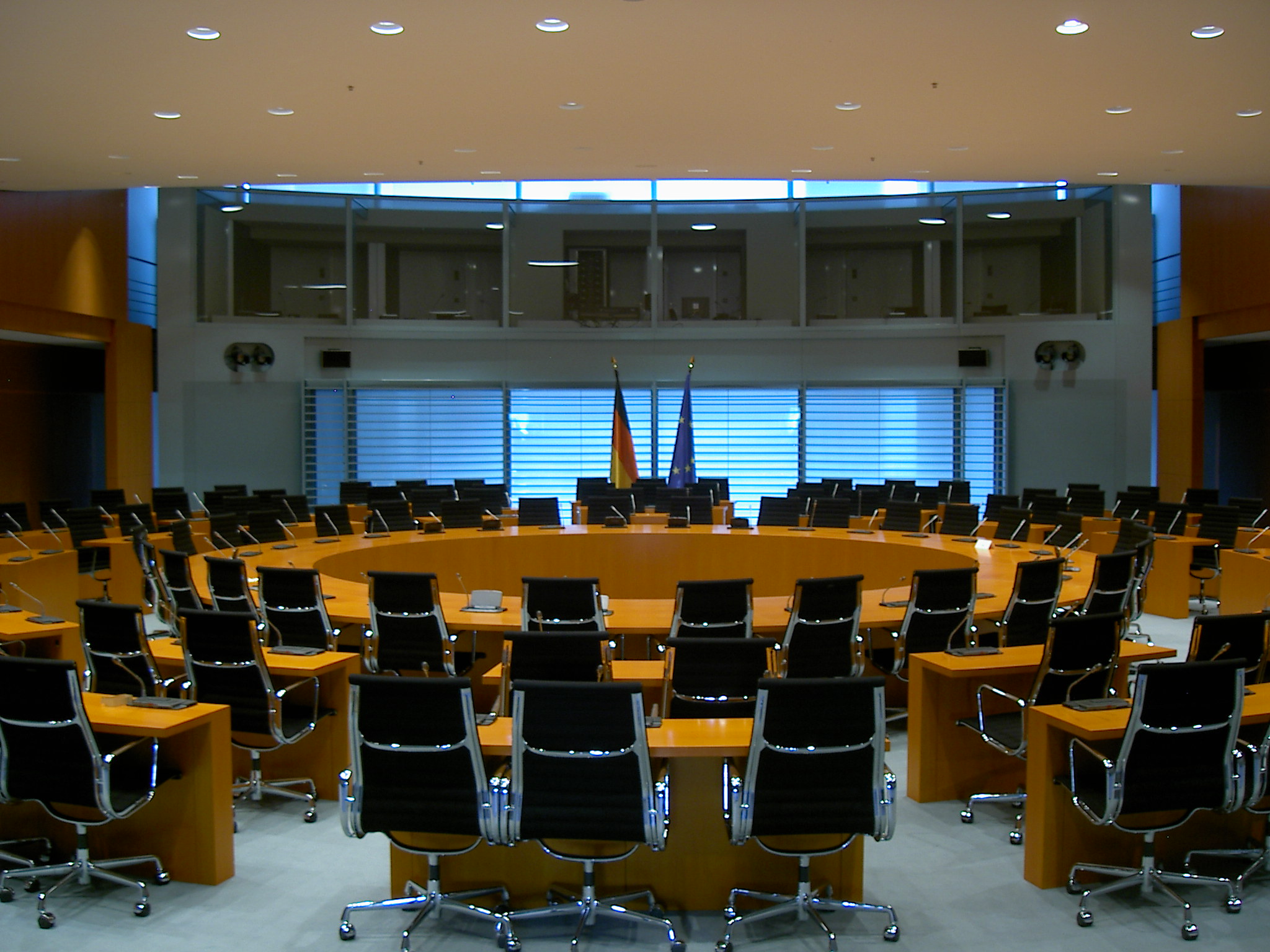 Bild des internationalen Konferenzsaals im Bundeskanzleramt (ohne Menschen)
