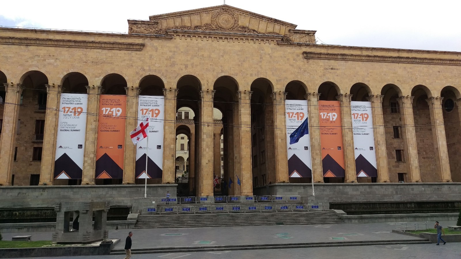 Fassade des georgischen Parlamentsgebäudes in Tiflis mit OGP-Summit Beflaggung