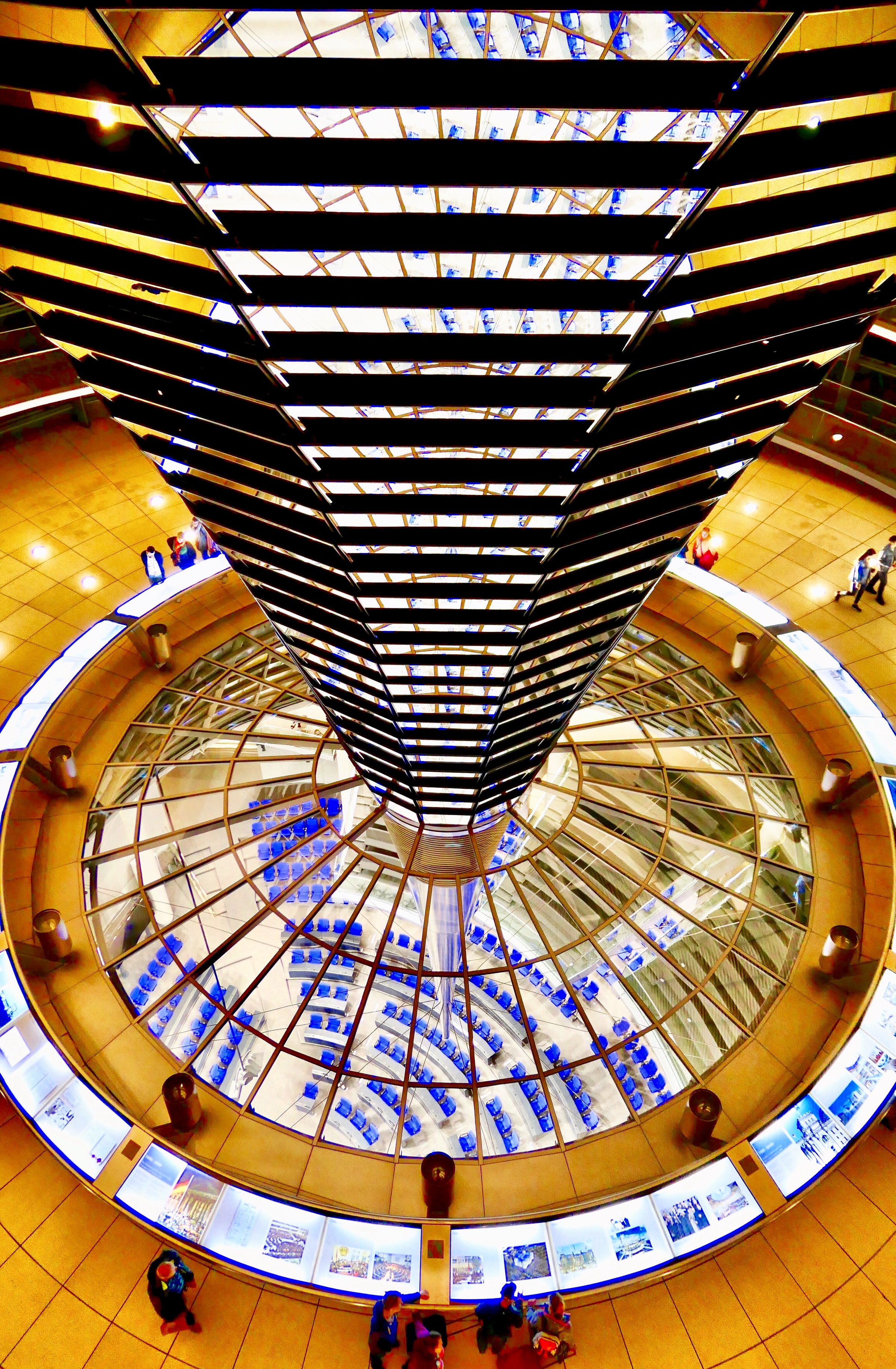 Foto innerhalb der Reichstagskuppel mit Blick in den Plenarsaal