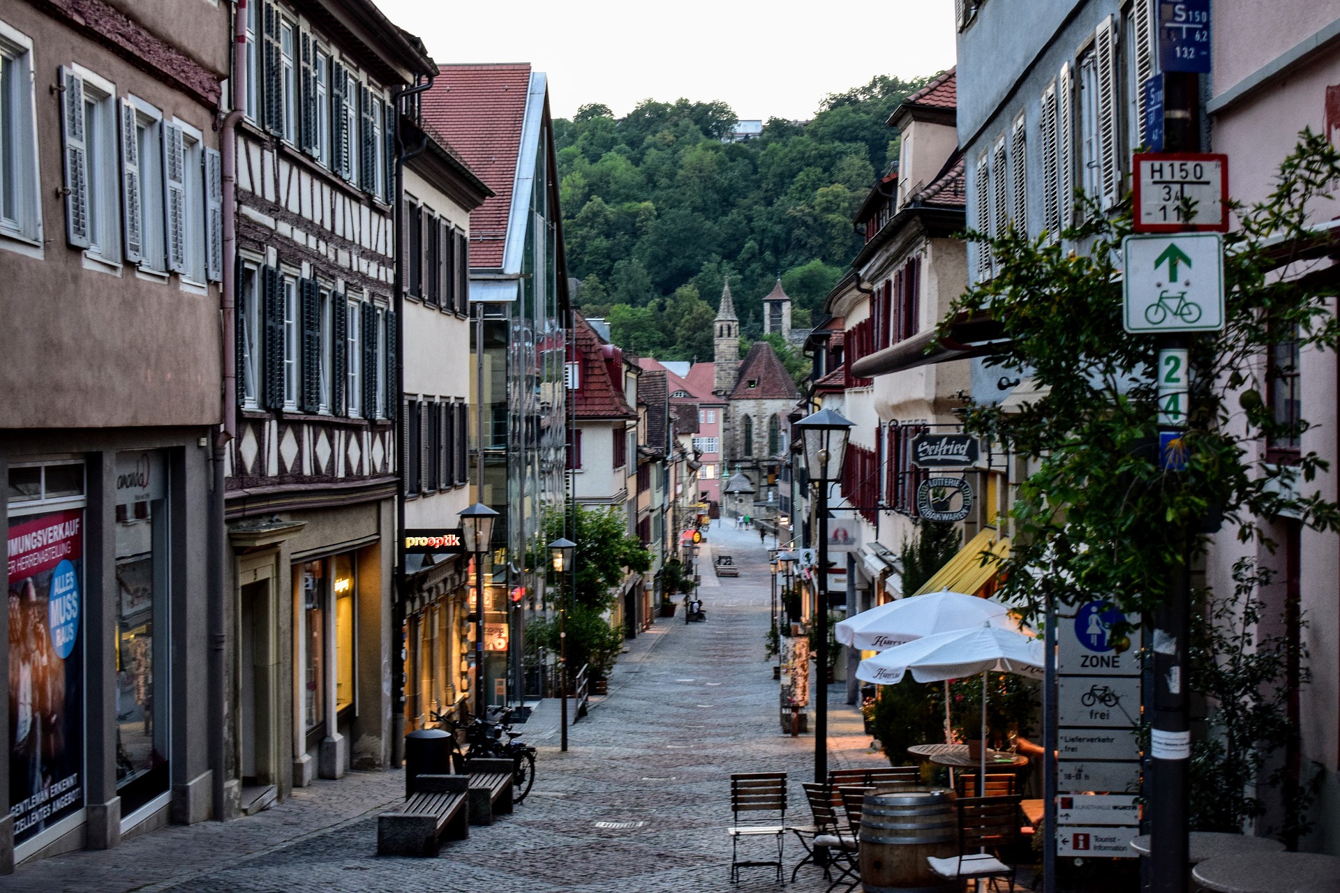Einkaufsstrasse in einer deutschen Altstadt