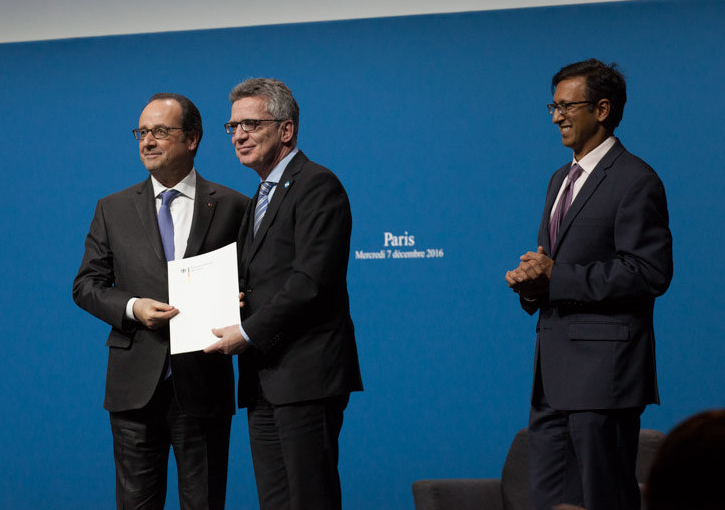 Former French President Hollande accepting the German letter of intent to join the OGP from former Federal Minister of the Interior de Maizière. Also on stage is the former Co-Chair Bapna. Picture from the OGP Global Summit 2016 in Paris