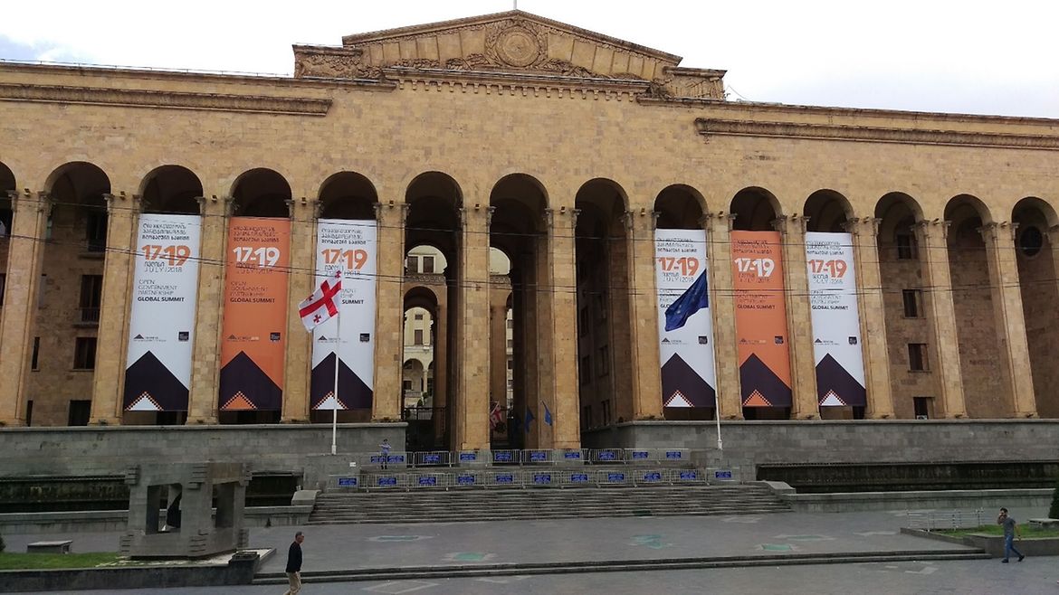Fassade des georgischen Parlamentsgebäudes in Tiflis mit OGP-Summit Beflaggung