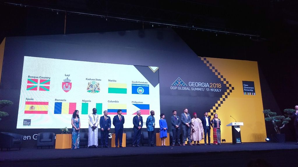 Gruppenfoto mit Vertretern verschiedener Staaten auf der Bühne des OGP Summit 2018
