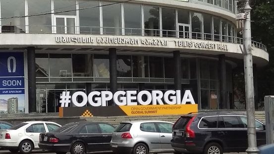  Eingang zum Nationaltheater in Tiflis mit OGPGeorgia Schriftzug davor